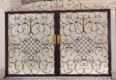 إصابة آذنة مدرسة بكسر في الجمجمة لاجبارها على نقل باب حديدي