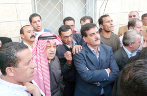 للمطالبة بترميم صفوف الفريق..اعتصام جماهيري امام النادي الفيصلي