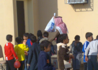 يمتنعون عن الدراسة منذ أسبوع..طلاب مدرسة بريقا يرشقون مكتب المدير والساحات بالبيض