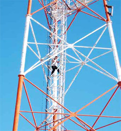 افشال محاولة انتحار شاب حاول القاء نفسه من أعلى برج الاتصالات في اربد