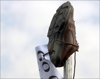 طالب يقذف رئيس وزراء الهند بالحذاء خلال مسيرة انتخابية