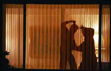 رجل يقتل زوجته واخ يطعن شقيقته وثالث يجبر زوجته على شرب الفلاش