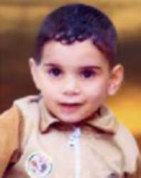 تأجيل دفن جثمان الطفل يزن لتمكين والده من حضور الجنازة