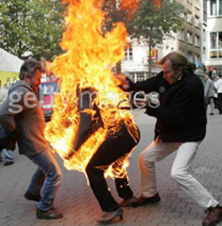 خمسيني يهدد بإحراق نفسه بواسطة سكب 15 لترا من البنزين عليه وسط اربد