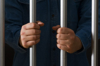 لص الزرقاء اختار صلاة الفجر موعدا لجرائمه وسجله خال من الجرائم ويتدثر بزي رجل دين