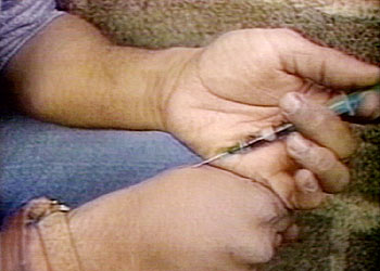 العثور على جثة شاب بمخيم الحسين وبجوارها مواد مخدرة