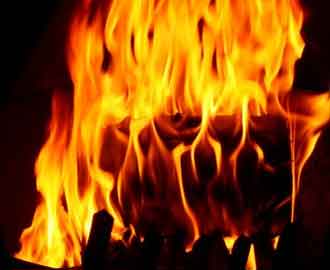 القبض على شخص احرق مركبة في باحة محكمة مادبا وآخر أطلق النار على شخصين