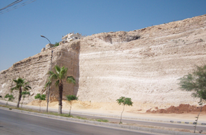 مقطع جبلي يهدد تلاميذ مدرسة جبل الاميرة رحمة بالسقوط