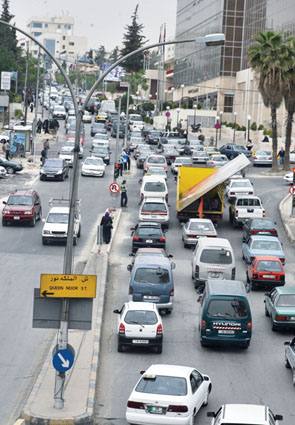شكاوى للمواطنين من أزمة السير الخانقة بسبب مشروع تقاطع الشميساني