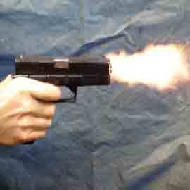 شاب يقتل والدته باطلاق ثلاثة عيارات نارية عليها