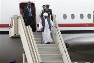 طائرة أمريكية خاصة بجوار طائرة عمر البشير تثير بداخله " نوبة من الذعر "