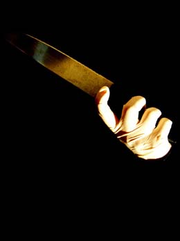 مواطن يطعن زوجته وعمه في المحكمة الشرعية