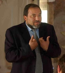 ليبرمان: الدول العربية تسعى بجنون للحصول على أسلحة نووية