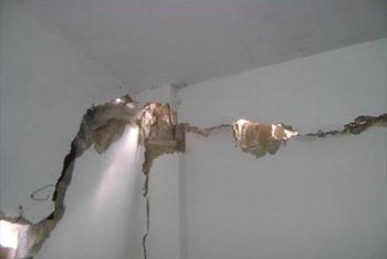 الموت يهدد حياة اسرة بكاملها في منزل ايل للسقوط في الكرك