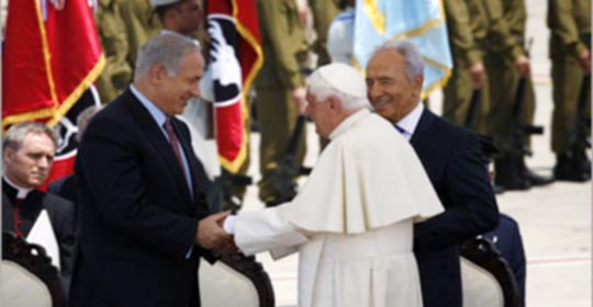 كاتب إسرائيلي: لماذا يعتذر البابا لليهود فقط دون المسلمين؟