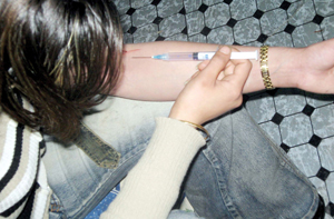 مدمنون صغار.. حكايات من قاع المدينة