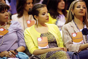 الكويتيون يدلون بأصواتهم في الانتخابات التشريعية اليوم