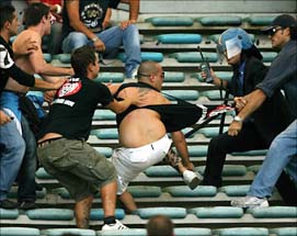 شغب الملاعب والاعتداء على الحكام بحاجة الى وقفة!!