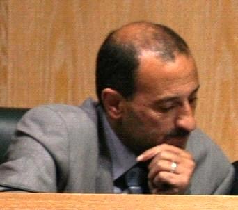 النائب الزعبي ينتقد الحكومة لرفضها معالجة وزير نفط عراقي سابق