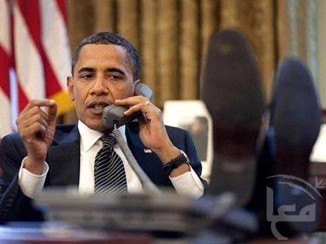 اوباما يحادث نتنياهو هاتفيا ورجلاه على الطاولة