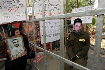 مجلة عبرية :خلال ايام ..تسليم شاليط للامن المصري والافراج عن اسرى