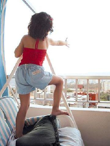 طفل عمره 6 سنوات يتسبب في وفاة أخيه الرضيع بإسقاطه من الشرفة