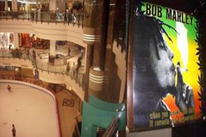 مول شهير يروج لتدخين الحشيش عبر بيع بوستر بوب مارلي