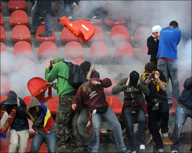 شغب وقنابل مسيلة للدموع في دوري كرة الاولى .. تعادلان والاهلي يلحق بالصدارة