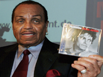 والد مايكل جاكسون يعتقد أن عملا جنائيا أدى إلى وفاة نجله