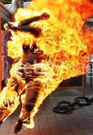 فتاة تحرق نفسها وشاب يلقي بنفسه من الطابق الرابع