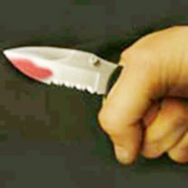 سيدة تطعن زوجها يوم زفافه الى اخرى