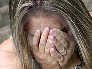 يجردون فتاة من ملابسها امام المارة ويفقدوها عذريتها لرفضها الزواج من ابنهم