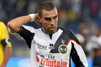 إشبيلية الإسباني يعتزم ضم قائد المنتخب الجزائري يزيد منصوري