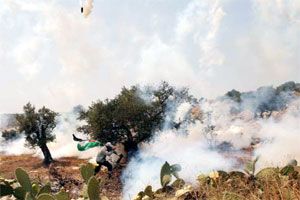 الاحتلال يقمع مسيرتين ضد الجدار العنصري والاستيطان في الضفة