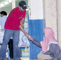 متسول يستدرج عطف المارة بذرّ الفلفل الاسود في عينيه