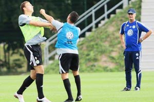 زياني يوجه لكمتين لدزيكو "المستفز" في فولفسبورج