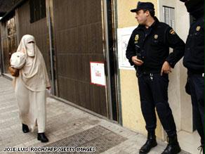 مسلمة ترفع دعوى ضد قاض أمريكي أرغمها على خلع حجابها