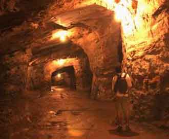 أردني يقود السلطات اللبنانية للحفر في "مقام الخضر" بحثا عن كنز ذهبي!!