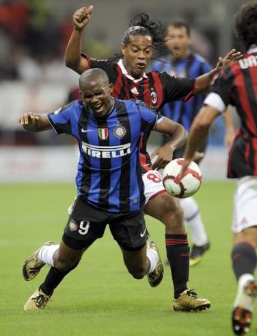 إلانتر يسحق ميلان برباعية نظيفة في الدوري الإيطالي