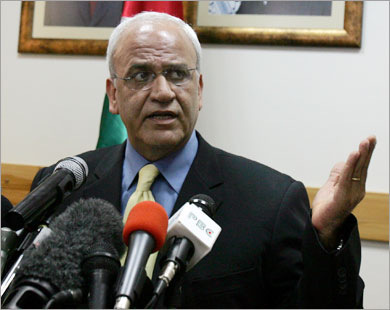 صائب عريقات ينفي العلم بخطة سلام اميركية جديدة