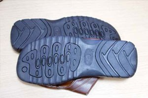 انتشار أحذية تحمل عبارات مسيئة للاسلام في الاسواق المحلية