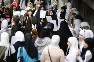 تظاهرات أمام مدرستين رسميتين في بلجيكا حظرتا الحجاب