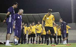 مشكلة الملاعب التدريبية مستمرة..منتخبنا الوطني يتدرب بصفوف مكتملة