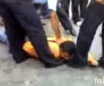 يقول الحادثة في 2007 ..الامن العام يعترف بحقيقة ضرب مواطن بالشارع العام..شاهد الفيديو