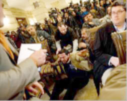 نساء وملايين ومناصب بانتظار "راشق بوش بالحذاء"