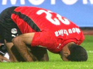 بسبب "المسجد الرواندي"..سعودي يتنازل عن شقته القريبة من الحرم لأبو تريكة