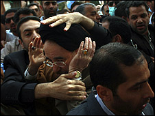 موسوي وخاتمي يتعرضان للاعتداء في مسيرة يوم القدس