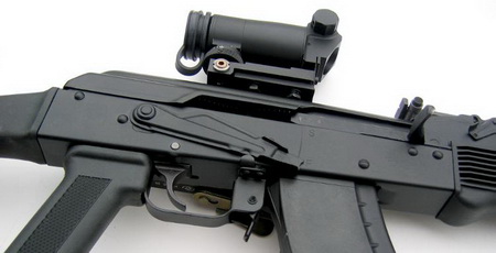 مطاردة أمنية أشبه بأفلام السينما.. المجرم يطلق النار من سلاح اتوماتيكي على المنازل واحد المساجد