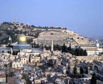 الاحتلال يشترط على شاب فلسطيني حرق يداه للسماح له بإحياء ليلة القدر داخل الاقصى