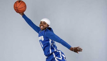 اوباما يتفاخر بها.. بلقيس لاعبة السلة الأمريكية المسلمة حجابها سبب نجوميتها